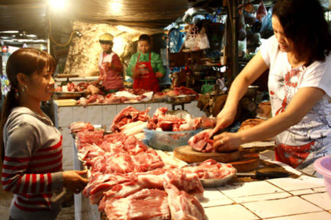 Giá thịt tươi sống tại hầu hết các chợ vẫn tương đối ổn định. Ảnh: Tuệ Minh