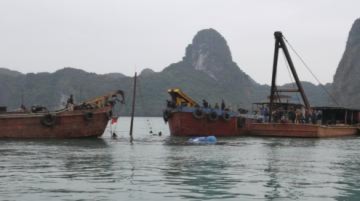 Trục vớt tàu du lịch bị chìm trên vịnh Hạ Long