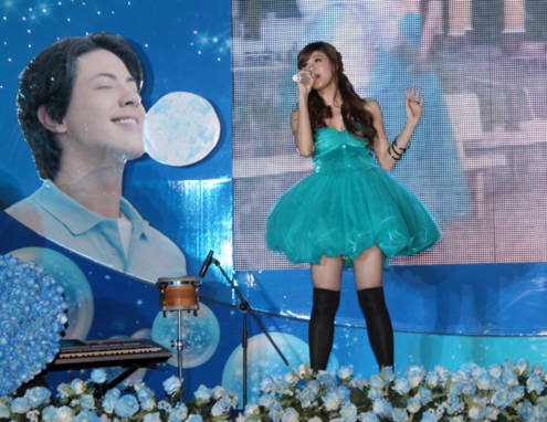 Trương Quỳnh Anh xuất hiện trong đêm Valentien với bộ đầm xanh duyên dáng.