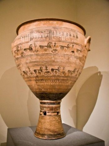 GreekArt1 Bảo tàng Nghệ thuật Metropolitan tại New York làm nổi bật 870 năm nghệ thuật Hy Lạp. Thời kỳ Hình học trong nền văn minh Hy Lạp lấy tên từ những hình và ký tự đại diện cho các vật thể và con người. Chiếc vò hai quai được thấy ở đây đã từng được sử dụng trong tang lễ (Dan Skorbach/The Epoch Times)