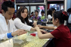 Vàng giảm gần 20.000 đồng/chỉ, USD giảm 50 VND