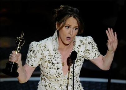 Melissa Leo nhận giải Oscar từ Kirk Douglas. Ảnh: USA Today.