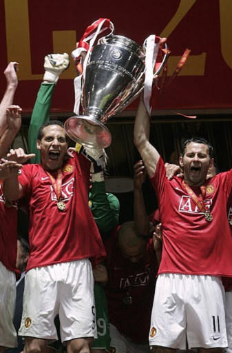 Giggs cùng Ferdinand nâng cao Cup vô địch Champions League.