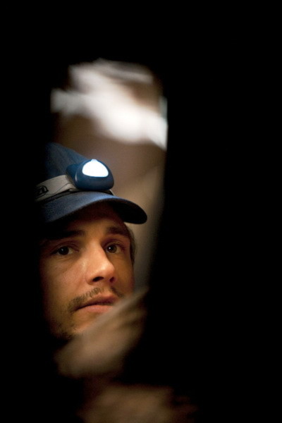 James Franco vào vai vận động viên leo núi Aron Ralston trong 