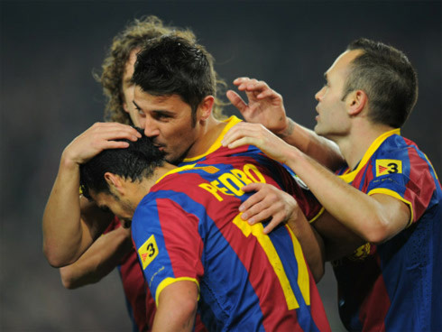 Villa, Iniesta và Pedro cần tranh thủ cơ hội trong khi Messi bị kèm chặt.