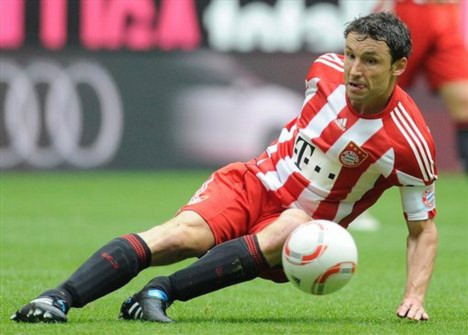Những cú tắc của Van Bommel vốn là thứ vũ khí lợi hại ở tuyến giữa.