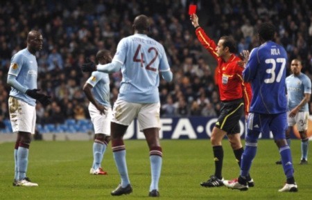 Bị loại khỏi Europa League, Mancini đổ tại Balotelli