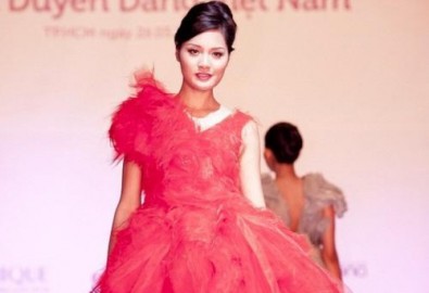 Bích Phương trên sàn diễn catwalk