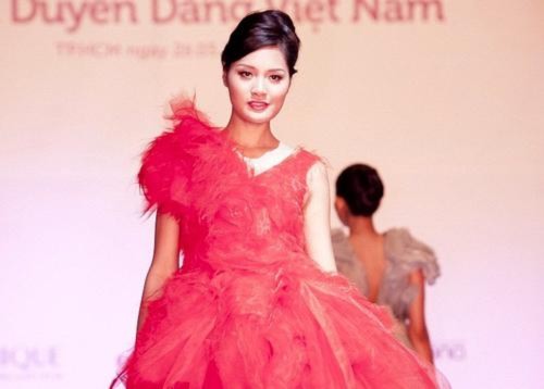 Bích Phương trên sàn diễn catwalk