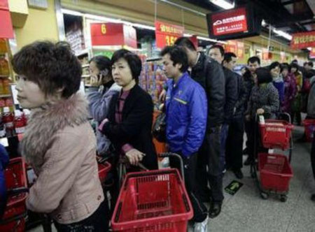 Dân Trung Quốc đổ xô mua muối ăn với suy nghĩ sẽ chống nhiễm xạ