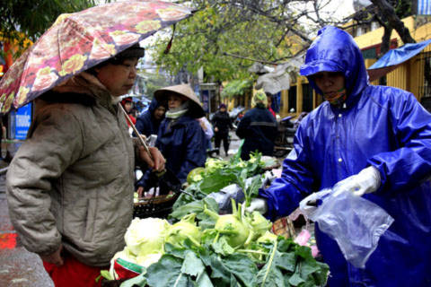 Những chợ cóc họp gần khu dân cư vẫn đắt khách trong ngày mưa rét (ảnh chụp chợ họp tại tập thể Thành Công sáng 18/3). Ảnh: Tuệ Minh