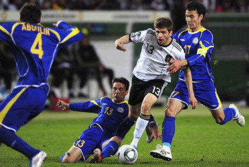 Đức (áo trắng) đang thẳng tiến tới vòng chung kết Euro 2012. Ảnh: AFP.