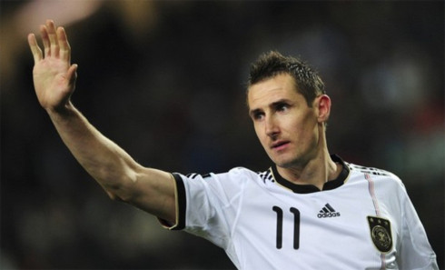 Cú đúp vào lưới Kazakhstan là cách Klose đánh dấu tròn 10 năm chinh chi trong màu áo tuyển Đức. Anh ghi bàn ngay trận đấu ra mắt, ấn định thắng lợi 2-1 trước Albania ngày 24/3/2001. Ảnh: AFP.