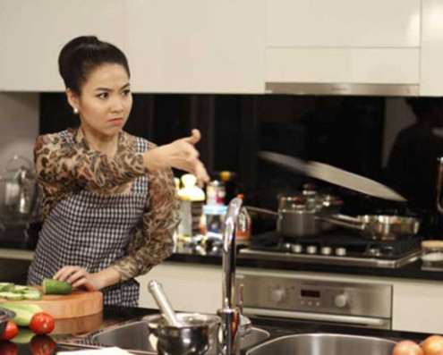 Lê Khánh trong vai Quyên bếp trưởng, một vai diễn có tính cách quái chiêu, đáo để.