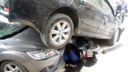 Hà Nội: Ô tô 4 chỗ gây tai nạn liên hoàn