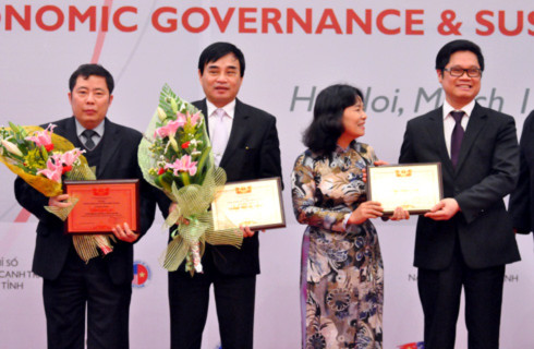 Chủ tịch VCCI Vũ Tiến Lộc chúc mừng đại diện 3 địa phương dẫn đầu về năng lực cạnh tranh cấp tỉnh năm 2010. Ảnh: Nhật Minh