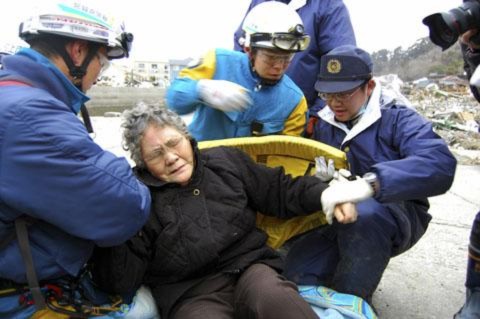 Bà cụ Sumi Abe, 80 tuổi, được giải cứu khỏi đống gạch vụn từ căn nhà của bà ở Ishinomaki trong quận Miyagi, 20/3/2011