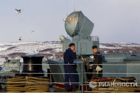Đội tàu Kola Flotilla thuộc hạm đội phía bắc Nga tổ chức cuộc tập trận quy mô lớn trên biển Barents hôm qua. Trong ảnh: các thủy thủ trên tàu chiến chống tàu ngầm Severomorsk.