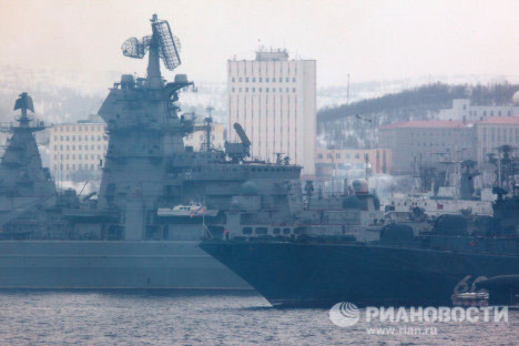 Sau đó các con tàu gia nhập với phi đội chiến đấu để định vị và phá hủy tàu ngầm của địch. Trong ảnh: Tuần dương hạm tên lửa dẫn Pyotr Veliky (trái) và tàu chiến chống tàu ngầm Đô đốc Levchenko thả neo tại vũng tàu.