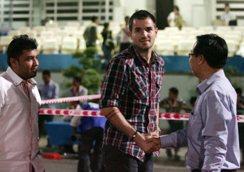 Sau trận đấu ông xuống bắt tay cùng Giám đốc điều hành CLB Đồng Tâm Phạm Phú Hòa. Ảnh: An Nhơn.