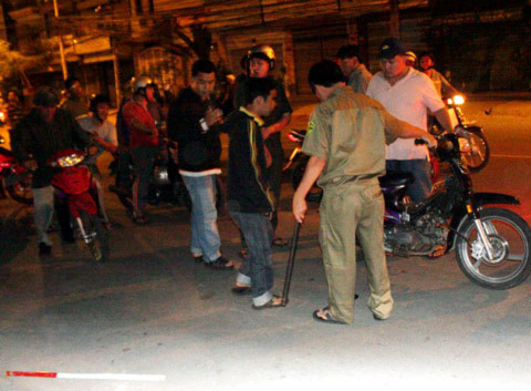 Một thanh niên đâm xe bào lực lượng dân phòng ở đường Chu Văn An, quận Bình Thạnh. Ảnh: An Nhơn.