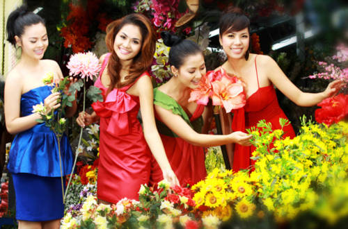 Kiều nữ Việt dập dìu shop hoa trước ngày 8/3