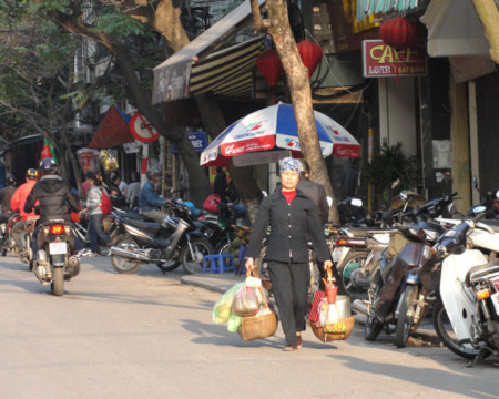 Mỗi người bán dạo khu vực phố cổ phải đi bộ trên dưới 30 cây số mỗi ngày. Ảnh: Xuân Ngọc