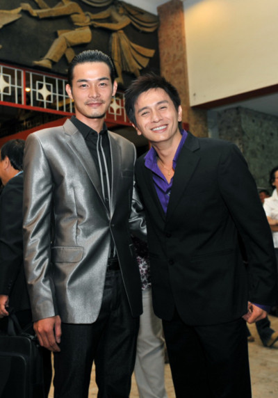 Diễn viên Đình Toàn (phải) bên cạnh diễn viên Quách Ngọc Ngoan trên thảm đỏ Cánh Diều Vàng 2010. Ảnh: Lý Võ Phú Hưng.