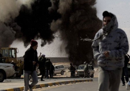 Quân nổi dậy tại Libya chạy trốn cuộc không kích của quân chính phủ. Ảnh: AFP