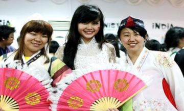 Miss Teen Diễm Trang nổi bật bên sinh viên quốc tế