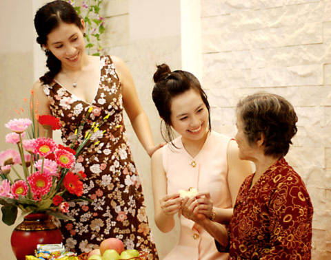 Huyền Trang hạnh phúc bên bà và mẹ.