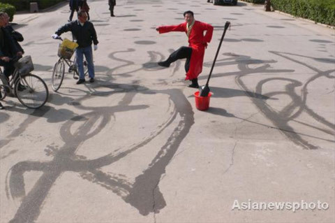 Màn biểu diễn độc đáo của nghệ sĩ già thu hút sự hiếu kỳ của người qua đường.