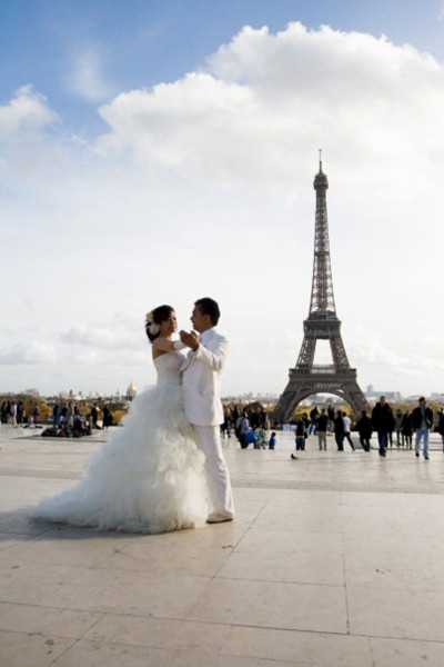 Paris lãng mạn với tháp Eiffel nổi tiếng trong bộ ảnh Uyên ương giữa nước Pháp mộng mơ.