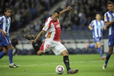 Fabiano sút bóng trong trận Porto - Sevilla ở Europa League tháng trước.