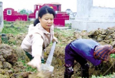 Người phụ nữ tay trần chạm vào 1000 người âm