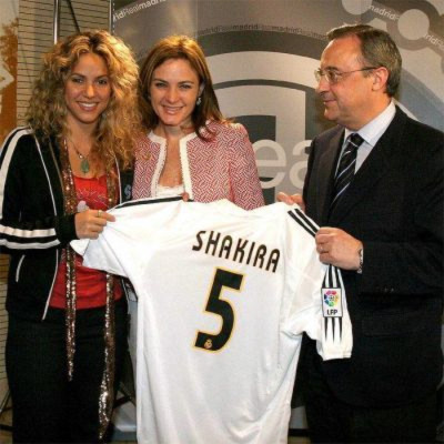 Shakira trong chuyến thăm Real Madrid năm 2004.