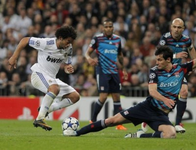 Marcelo đi bóng qua Lovren, phá thế quân bình và tạo cảm hứng cho hai bàn tiếp theo của Benzema và Di Maria.
