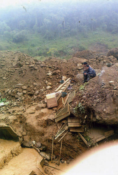 Cảnh tan hoang trong