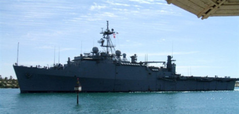 Tàu chiến Mỹ qua kênh đào Suez.