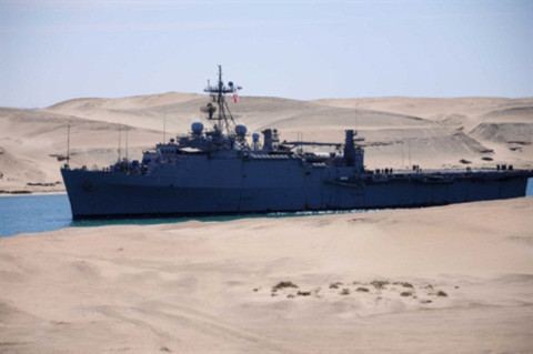 Tàu chiến Mỹ qua kênh đào Suez.