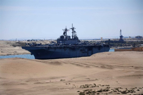 Tàu chiến Mỹ qua kênh đào Suez.