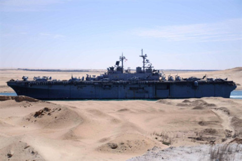 Tàu chiến Mỹ qua kênh đào Suez.