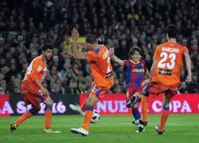 Krkic dứt điểm trước hàng rào của các cầu thủ Getafe.