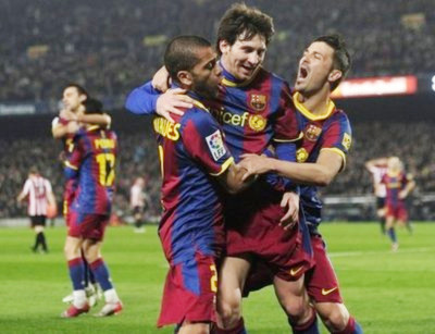 Khi Villa và Messi tịt ngòi, Alves (thứ ba từ phải sang) đã tỏa sáng.