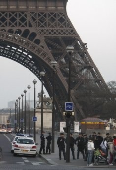 Tháp Eiffel sơ tán khẩn cấp vì cảnh báo bom