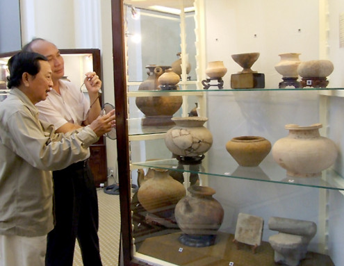 Đến với Ngày hội triển lãm sản phẩm văn hóa, khán giả được dịp chiêm ngưỡng nhiều bộ sưu tập mỹ thuật, văn hóa độc đáo của các nhà sưu tập. Trong ảnh, hai vị khách tham quan triển lãm cổ vật tại Bảo tàng lịch sử TP HCM. Ảnh: Thoại Hà