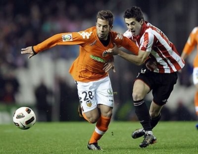 Jordi Alba (bên trái) đang chơi thành công ở tuyến giữa Valencia.