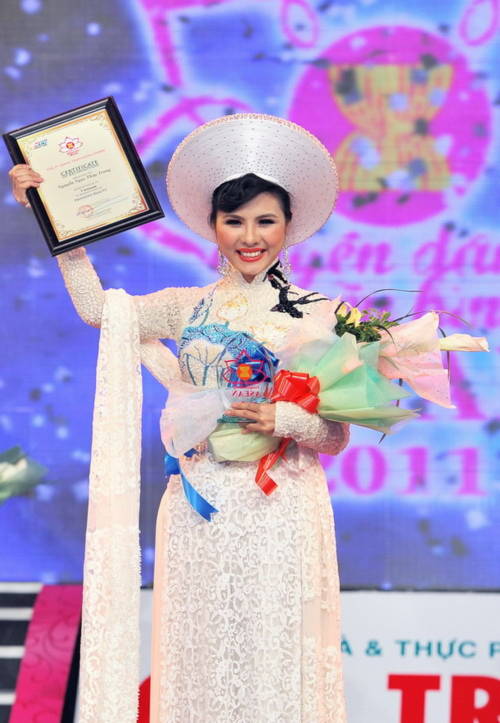 Chung cuộc, Vân Trang là người đẹp giành được nhiều giải thưởng nhất. Cô đoạt tới 3 giải, gồm: giải nhì, giải “Thí sinh được yêu thích nhất” thông qua tổng đài bình chọn và giải “Thí sinh thân thiện”. Trong ảnh, người đẹp bày tỏ niềm vui sướng khi liên tiếp được xướng tên lãnh giải.