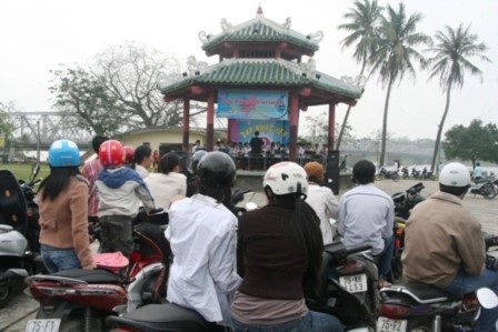 Xem ban nhạc Kèn đường phố biểu diễn bên sông Hương