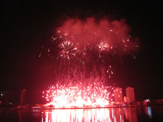 Đại tiệc pháo hoa bên sông Hàn